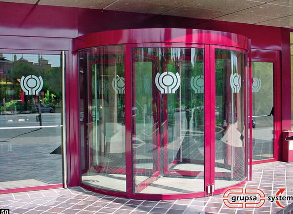 Револьверная дверь GRUPSA-SYSTEM с ночным экраном