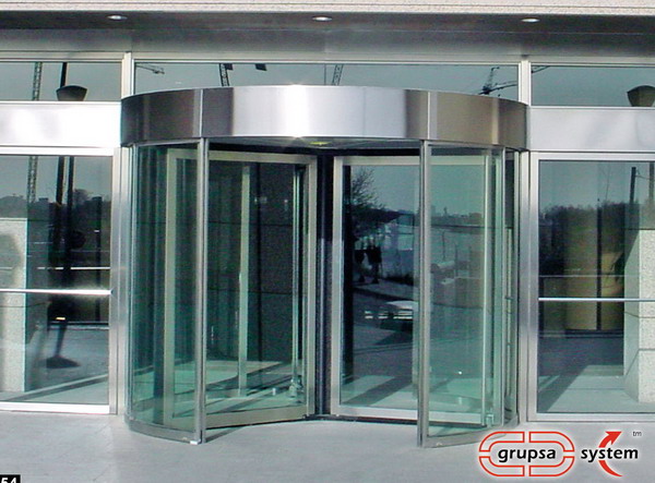 Автоматическая револьверная дверь GRUPSA-SYSTEM. Материал – нержавеющая сталь