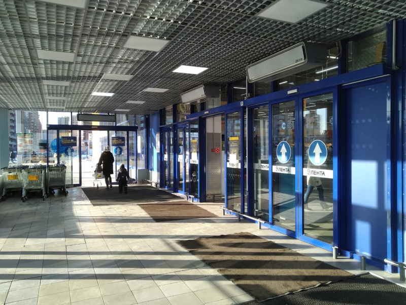 Раздвижные автоматические двери. Супермаркет «Лента»