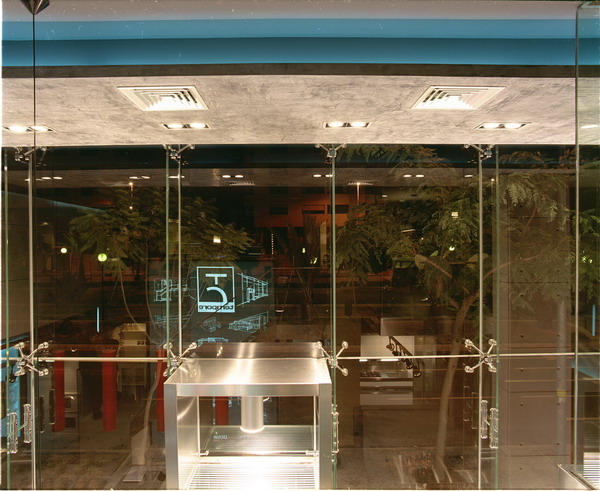 Остекление по стеклянным стойкам