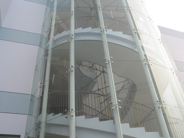 Спайдерное остекление по металлическим трубам