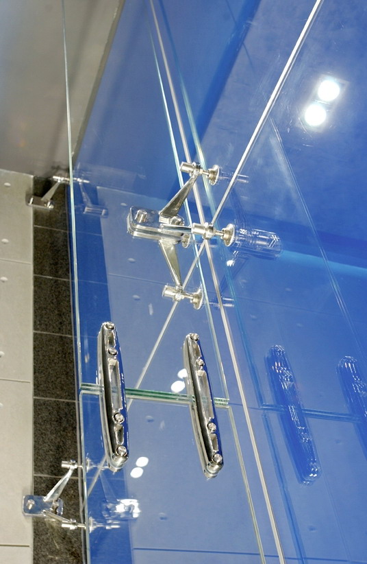 Спайдерное остекление по стеклянным стойкам