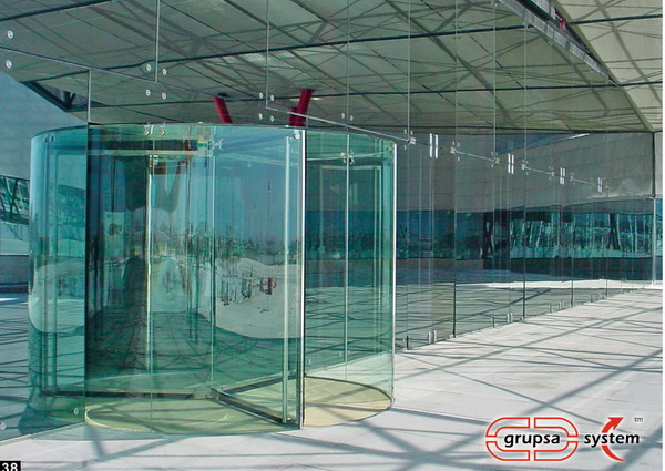 Цельностеклянная револьверная дверь GRUPSA-SYSTEM